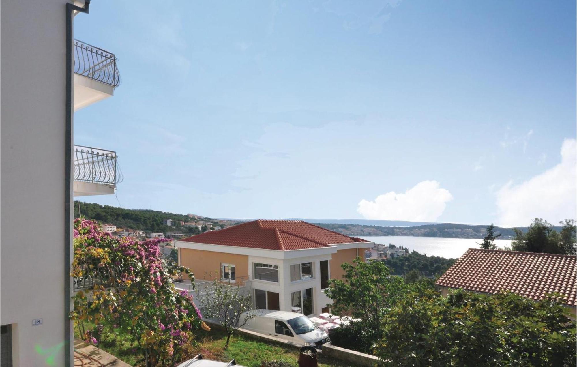 Lovely Apartment In Trogir With Kitchen Ngoại thất bức ảnh