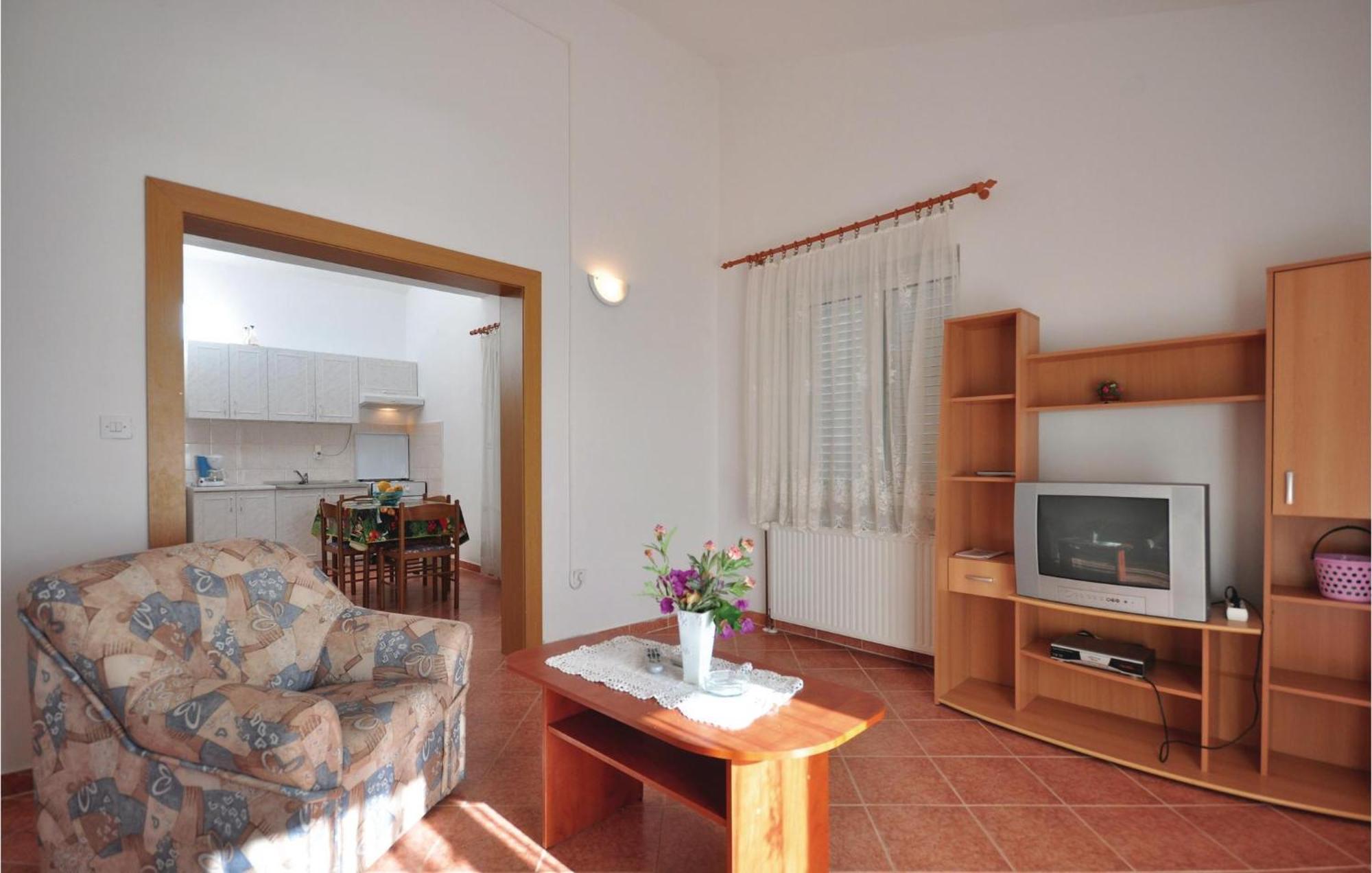 Lovely Apartment In Trogir With Kitchen Ngoại thất bức ảnh