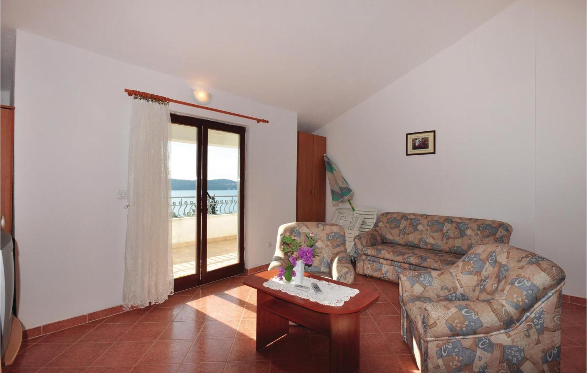 Lovely Apartment In Trogir With Kitchen Ngoại thất bức ảnh