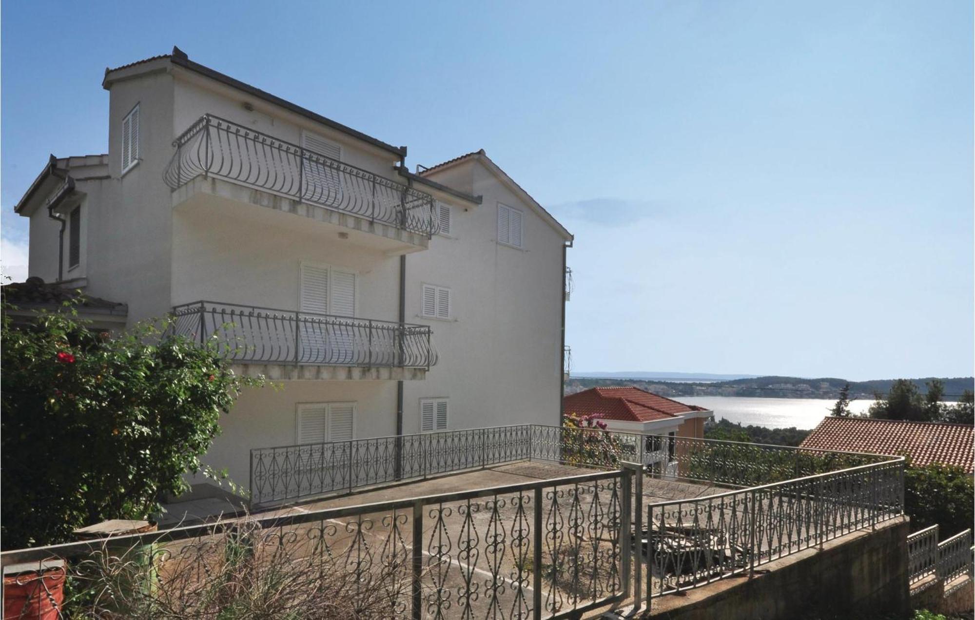 Lovely Apartment In Trogir With Kitchen Ngoại thất bức ảnh