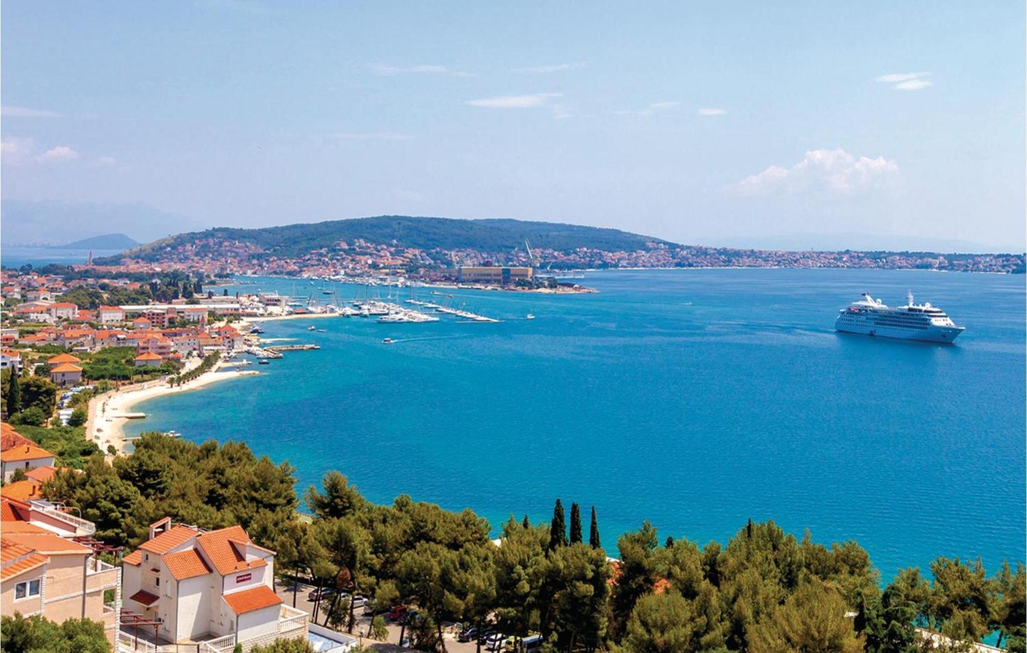 Lovely Apartment In Trogir With Kitchen Ngoại thất bức ảnh