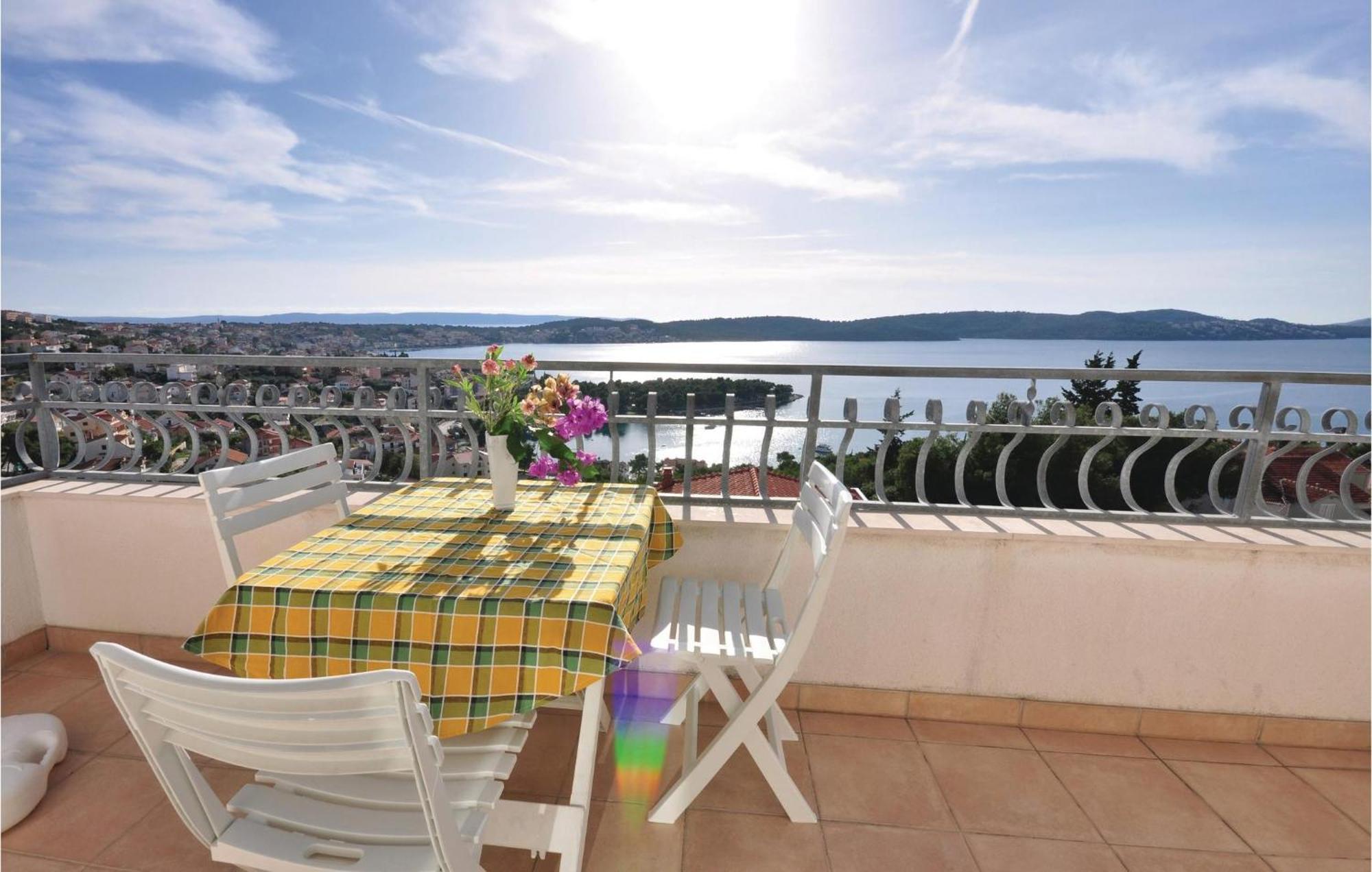 Lovely Apartment In Trogir With Kitchen Ngoại thất bức ảnh