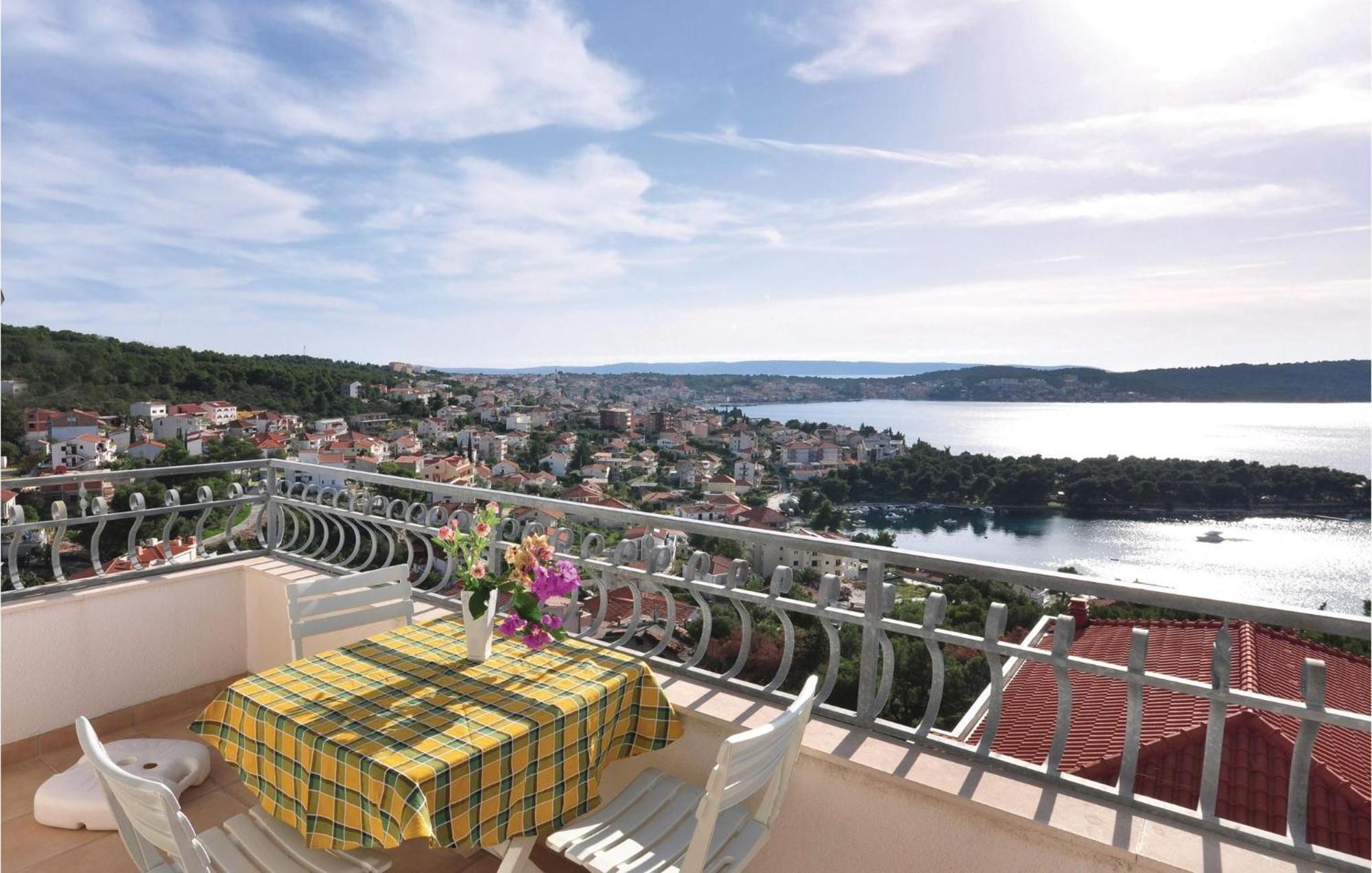 Lovely Apartment In Trogir With Kitchen Ngoại thất bức ảnh