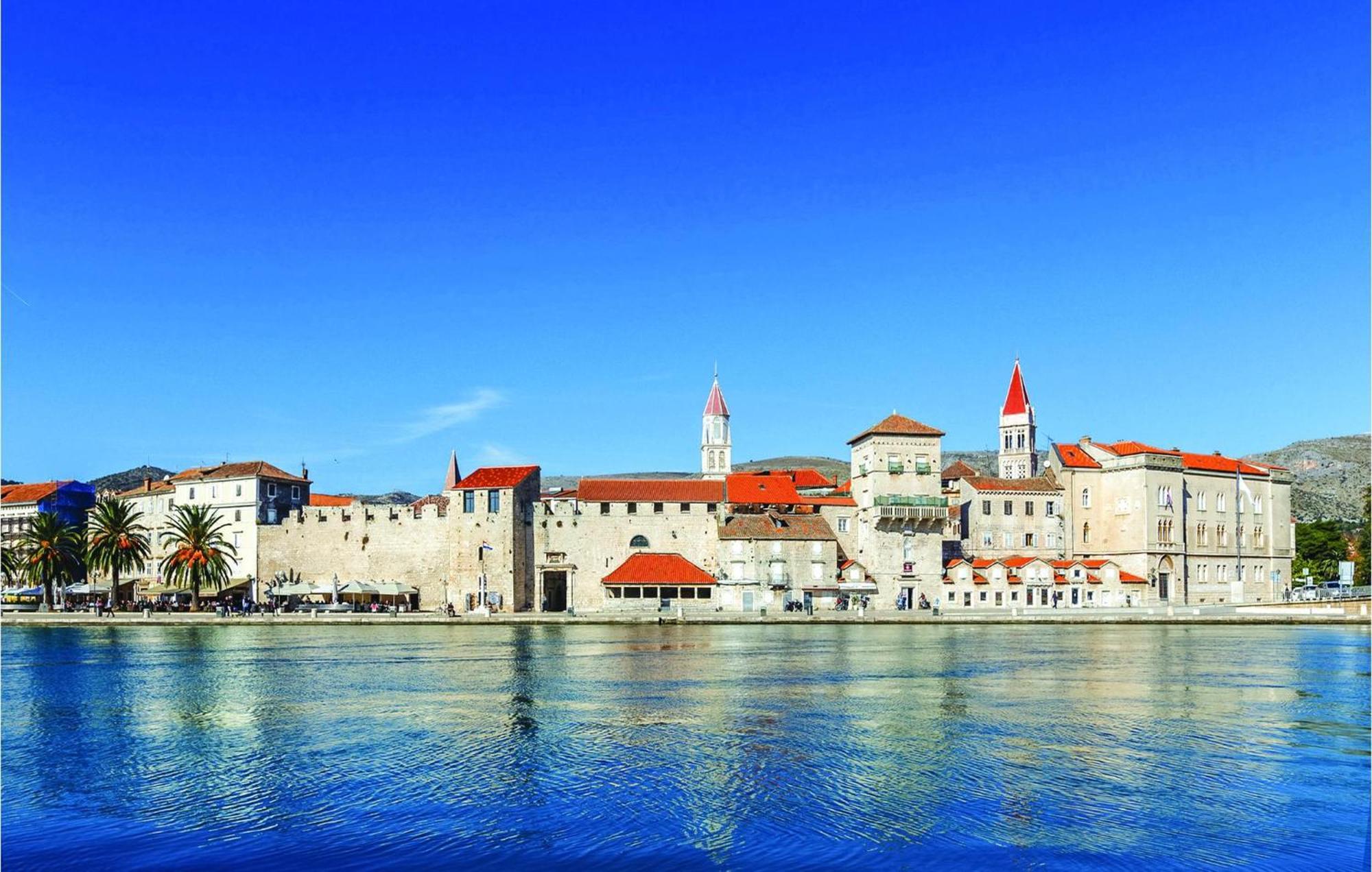 Lovely Apartment In Trogir With Kitchen Ngoại thất bức ảnh